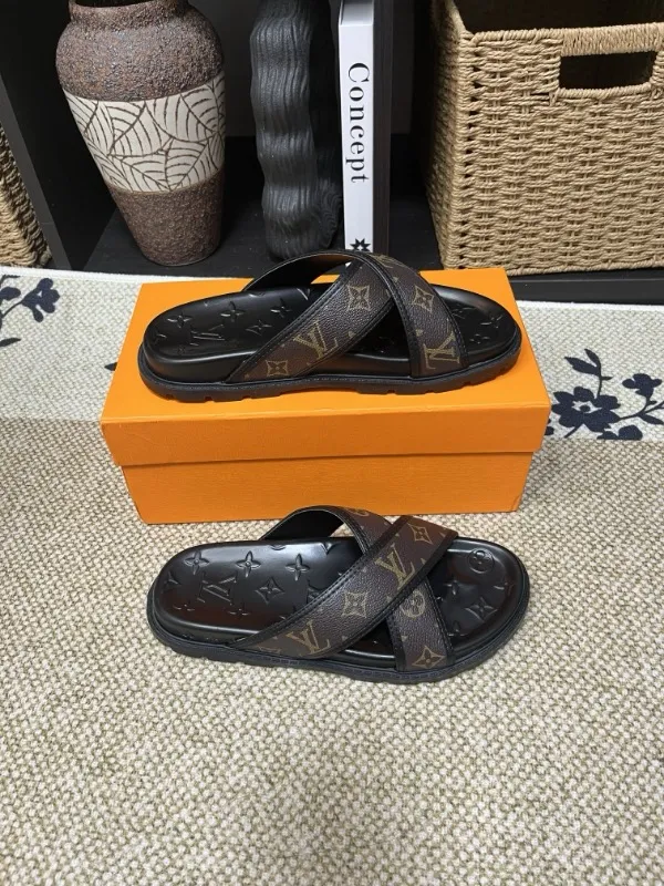 P270🏆Louis Vuitton 🏆[Louis Vuitton] Spring/Summer 2025 [Men's Flip Flops] 🎯🎯As an active family in the fashion industry ⭐ Lv is characterized by bold innovation ⚡Create this casual business style for Chinese fashionable men ✨The fabric is made of imported high-grade cowhide 🔥 Clean and neat ⚡Fashionable and elegant🌹Breathable, sweat-absorbent and deodorant👈So luxurious, high-end and domineering. 👍Must be sold if you repost the picture. Number of yards: 38--46. Color: 🎉 For large quantities. Welcome to repost.